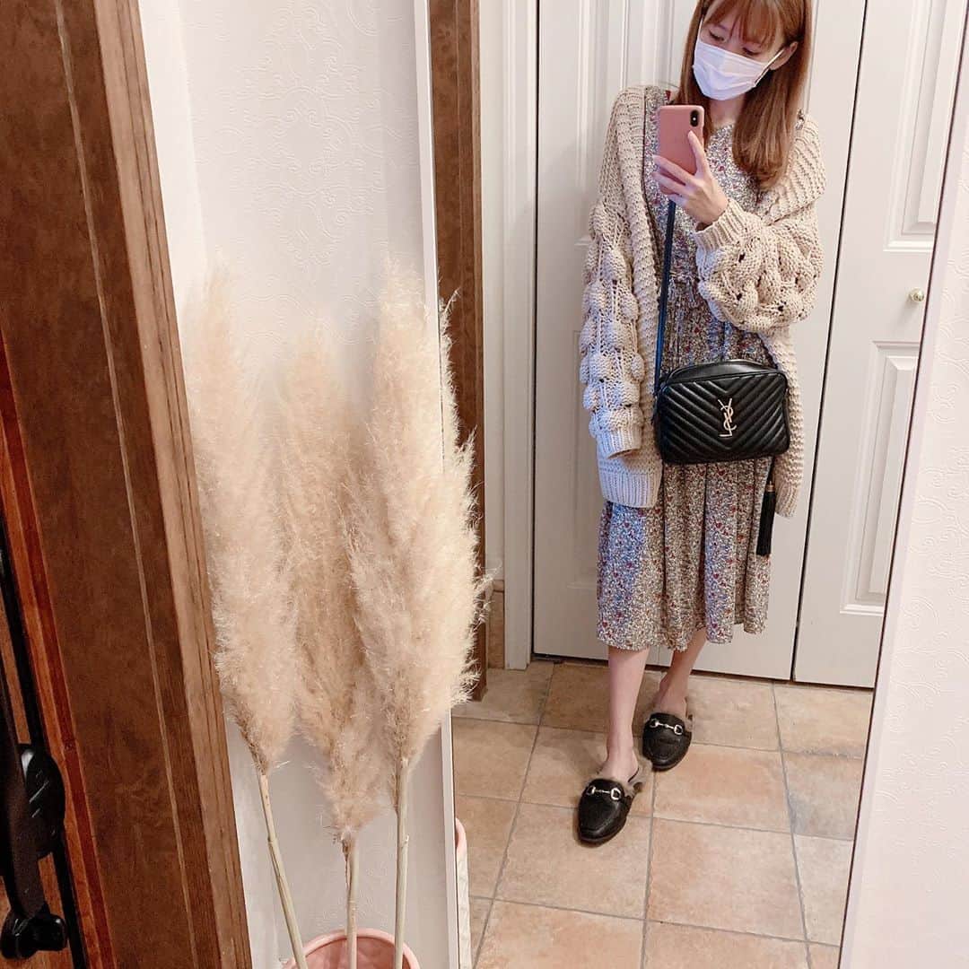 町田亜里香のインスタグラム：「一昨日CODEと今日CODE❤︎ わたし服持ちいいよな… 何年も着てる気がするよ笑笑 . . お洋服タグ付けしときます🏷ˊ˗ . . 今日埼玉はとんでもなく寒く🥶 終始雨が☂️降ってます😱 明日も明後日も雨🌀 台風被害ないといいですね…😱 . . 今日はメガネ👓作るに行った！ 免許更新なんだけど… 目が見える自信がなかったので 視力測り直してメガネ👓作った🥺 またギリギリでもいいから 免許更新の視力検査通るといいな。 運転するときはメガネつけるし😂 . 歳取るとシミもシワもできて 太りやすくなって 目も悪くなるの、本当に悲しい🤣 メガネはまた明日にでも…🥺 . . #code #codenate #ysl  #プチプラ #韓国ファッション  #韓国通販 #ワンピース  #ママコーデ #ママコーデプチプラ  #hm #エイチアンドエム #ミッキー  #ディズニー #disney」