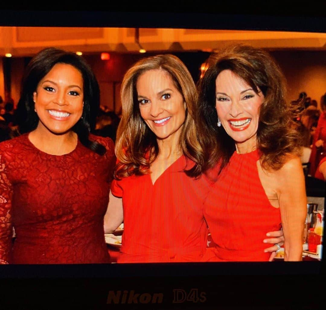 スーザン・ルッチさんのインスタグラム写真 - (スーザン・ルッチInstagram)「Sheinelle, Joy and me!!! Red carpet at last year’s @american_heart event in NYC.  Tiny trio hoping to do tons of good for women’s heart health!!! ❤️❤️❤️💃🏽💃🏽💃🏽 #survivingandthriving」10月8日 21時41分 - therealsusanlucci