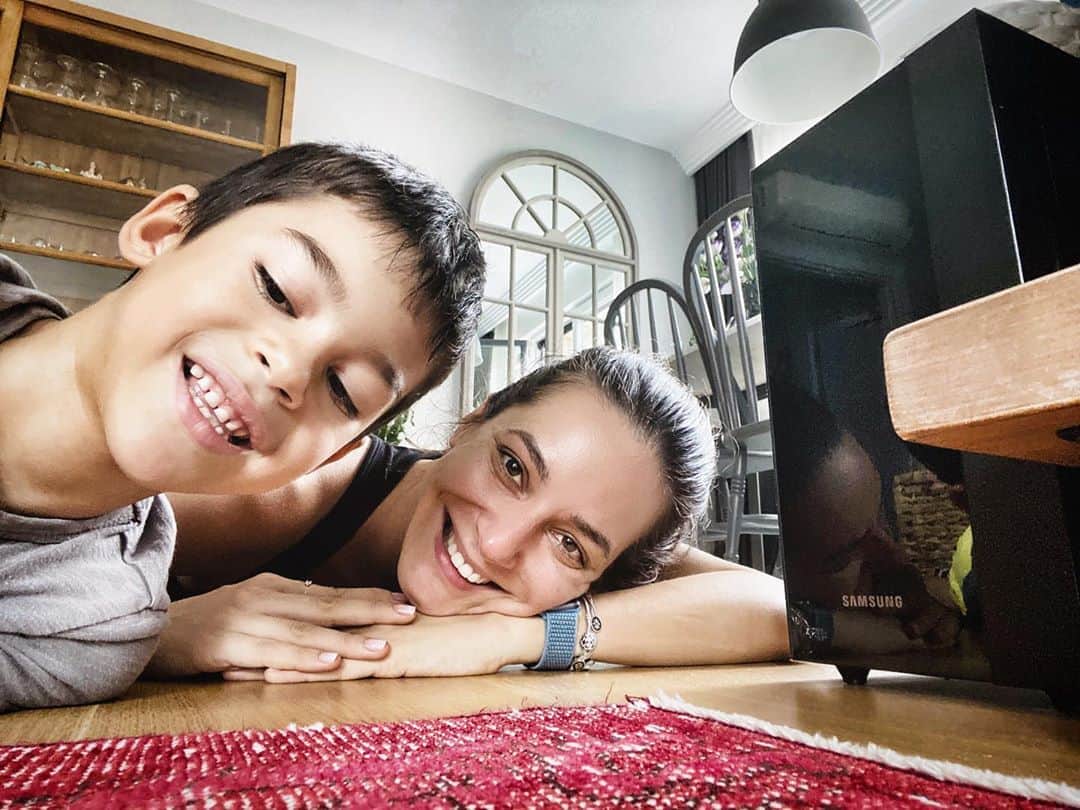 のインスタグラム：「Tek istegim sen online dersteyken azıcık spor yapmaktı canım ya.Bari biraz ona izin ver.🙈 #momslife #kidslife #covid_19 #evdekal」