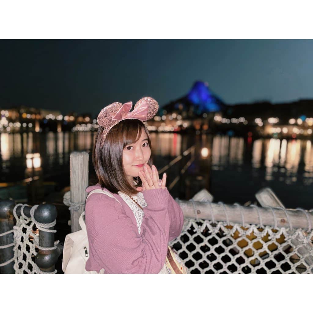 山下夏生のインスタグラム：「ひっさしぶりのディズニー💗 白とピンクでラブリーおなつでした(自分で言って恥ずかしくてつら) 二枚目の火山はゴンドラから撮ったの〜 我ながら公式並みにいい写真撮れた ※写真撮る時だけマスク外してます  #ディズニー #ディズニーコーデ #ディズニーシー #disney #disneysea #disneyseatokyo」