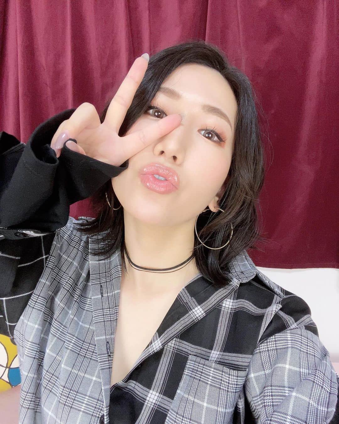 佐山愛のインスタグラム：「❤︎  もうすぐFANZAのライブチャット はっじまるよーーーん❤️❤️❤️」