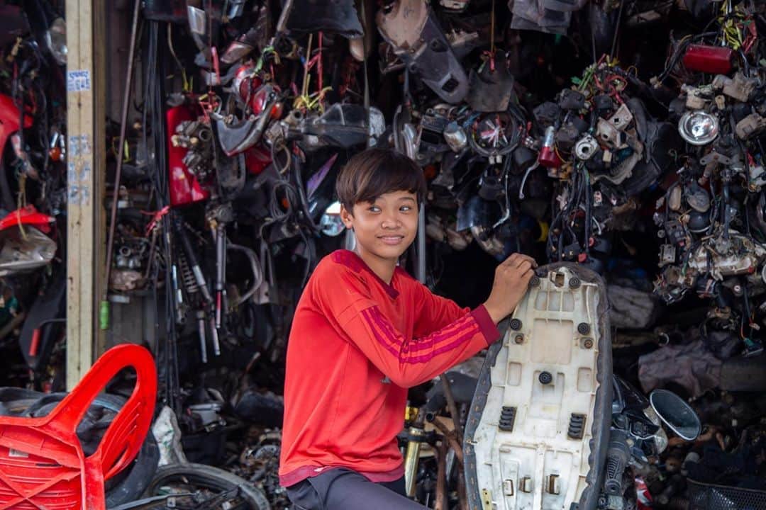 Shunsuke Miyatakeのインスタグラム：「A son of a moto shop fixing customer's bike with a bashful smile」