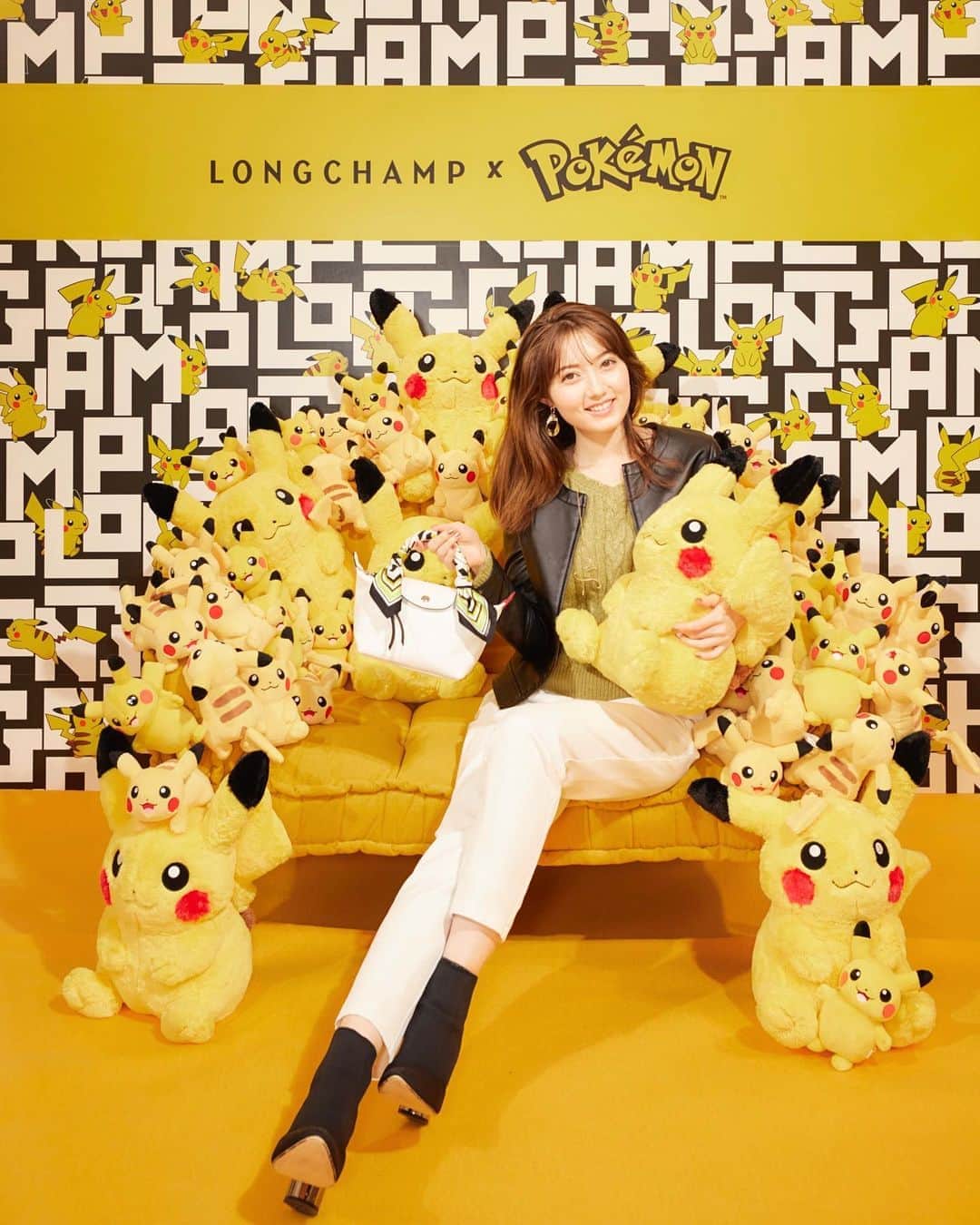 のインスタグラム：「. ロンシャン×ポケモン⚡️ 大量のピカチュウ😲💛 ( @longchamp ) . #ロンシャン #LongchampxPokemon」