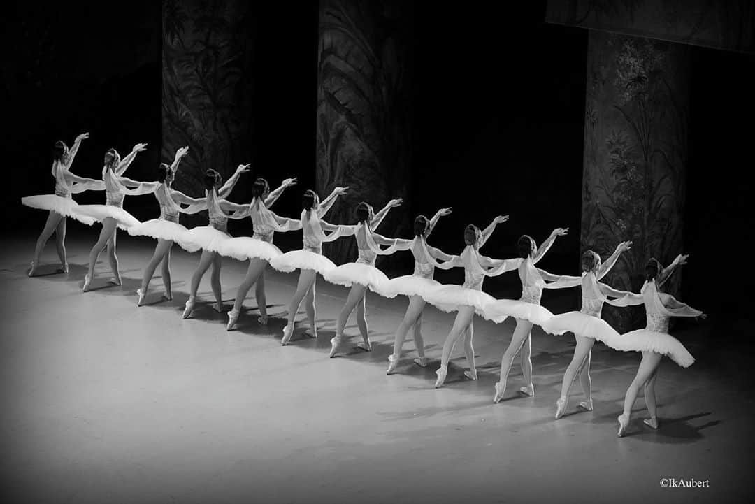 オニール八菜さんのインスタグラム写真 - (オニール八菜Instagram)「Bringing back this beaut of a ballet in December !!   Who can spot me? A little clue, It goes from tallest to shortest and I’m standing next to my best friend @carolineosmont 🤍🤍🤍 📷 @ikaubert   @balletoperadeparis #bastille #labayadere #rudolphnoureev  #lesombres #corpsdeballetdelopéranationaldeparis」10月8日 21時49分 - hannah87oneill