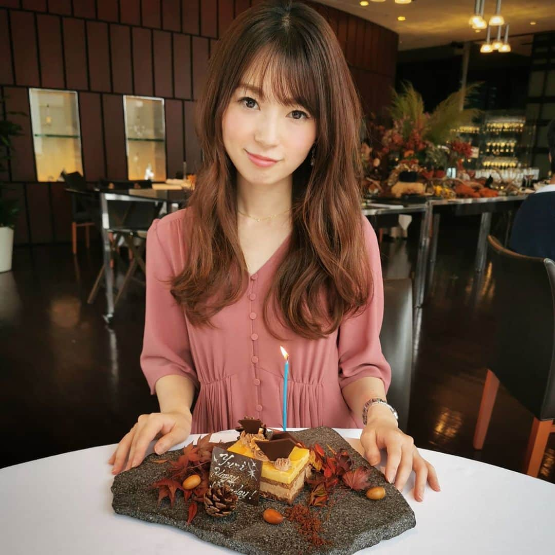 畠山優梨枝さんのインスタグラム写真 - (畠山優梨枝Instagram)「またまた誕生日をお祝いしていただきました😆😆爽やかランチ🍴秋を感じるメニューでバースデープレートも紅葉や松ぼっくりが飾られてあって秋っぽさ満点でした🍁🍁ホタテちゃんと銀杏が美味しかったです💕  #argento#アルジェント#hiramatsu#hiramatsurestaurant#ひらまつ#銀座#ginza#lunch#ランチ#フレンチ#誕生日#birthday#ありがとう#感謝#似てるワンピもう1着あるの」10月8日 21時49分 - yurieyurieee