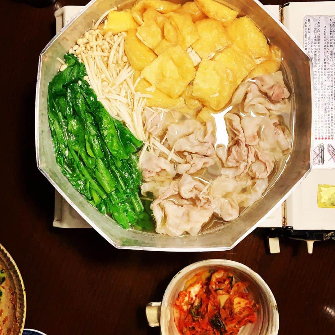 志摩有子さんのインスタグラム写真 - (志摩有子Instagram)「冷たい雨、何という肌寒さ。 たまらずお鍋。 豚ばらしゃぶしゃぶ、油揚げ、ほうれん草、今日はエノキも入れた白だし鍋。 水と白だしにニンニクと生姜をひとかけ分ずつ。キムチを薬味にポン酢少々で味変。 締めは　@michikosuhara を真似してマルタイラーメン。ふぅ、温まった。  #白だし鍋 #簡単美味しい」10月8日 21時50分 - ariko418