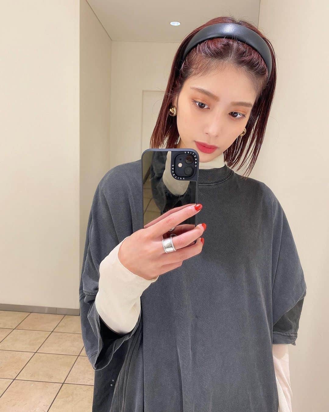 のインスタグラム：「.  お気に入りすぎてめっちゃ着てるシアートップス🤍﻿ ﻿ 休日はヘアセットしないでカチューシャで楽しがち（笑）﻿ ﻿ ﻿ ﻿ ﻿ ﻿ #dayoff #休日スタイル #カチューシャ #カチューシャアレンジ #カチューシャヘア #シアートップス #シアー #selfie #me #make #hair #hairarrange」