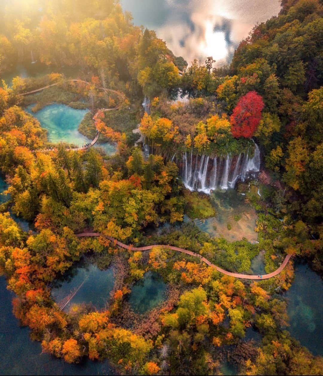 Earth Picsさんのインスタグラム写真 - (Earth PicsInstagram)「Plitvice Lakes National Park in Croatia 🇭🇷 by @jordanmcfal」10月8日 22時00分 - earthpix