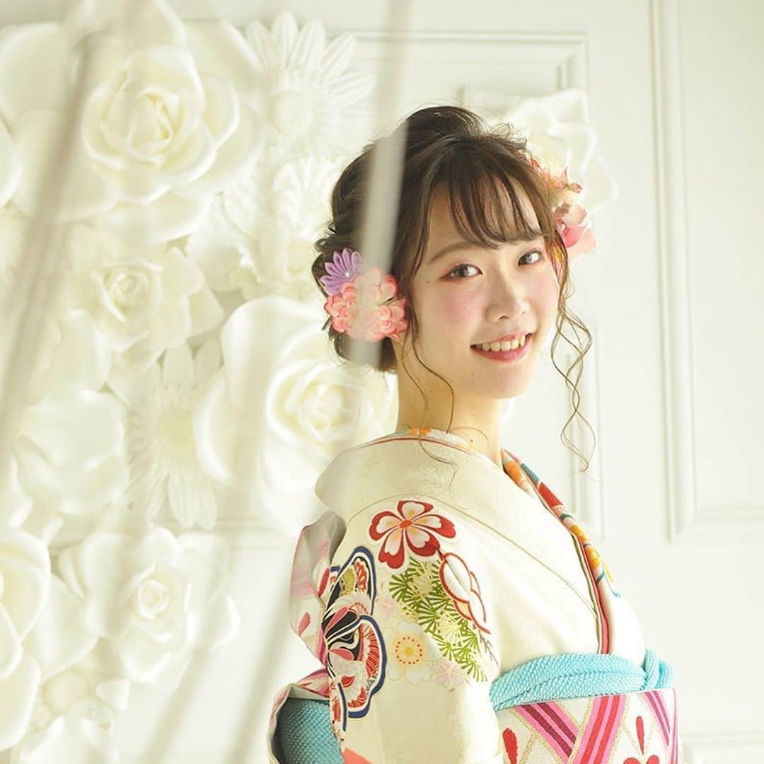 齋藤佳穂のインスタグラム：「SISUI(@sisui_kimono )さんで振袖の撮影をしていただきました💓  とっても華やかな振袖を選んでいただきました(๑˃̵ᴗ˂̵)  袴レンタルをお考えの方はぜひSISUIさんへ！！  #sisui #sisuiはかま #振袖 #振袖ヘア #振袖ヘアアレンジ #振袖前撮り #振袖レンタル #振袖ヘアメイク #振袖撮影 #成人式 #成人式ヘア #成人式前撮り #成人式ヘアセット #成人式振袖」