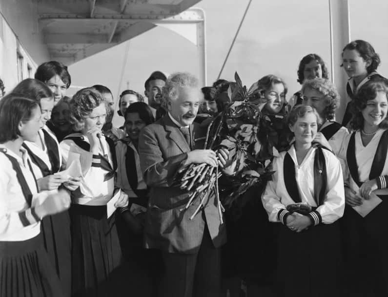 アルベルト・アインシュタインさんのインスタグラム写真 - (アルベルト・アインシュタインInstagram)「#ThrowbackThursday: An archival photo of Albert Einstein receiving a bouquet of flowers at an event in January, 1932.」10月8日 22時00分 - alberteinstein