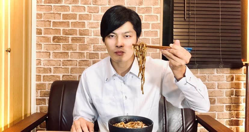 のインスタグラム：「#へいへいちゃんねる　 ✨新コーナー✨ 「Lonelyなグルメ」  世界には1人でご飯を食べるのが好きな人もそうじゃない人がいます。 理由はどうであれ、1人で黙々とご飯を食べてる人の動画です。  ※あくまでオマージュです。あくまでオマージュです。 大事なことなので二度言いました。  #食テロ#俳優#ご飯#食べスタグラム #amsr#咀嚼音#カレーうどん へいへいちゃんねる。 👍ボタン＆ちゃんねる登録 宜しく御願い致します！！」