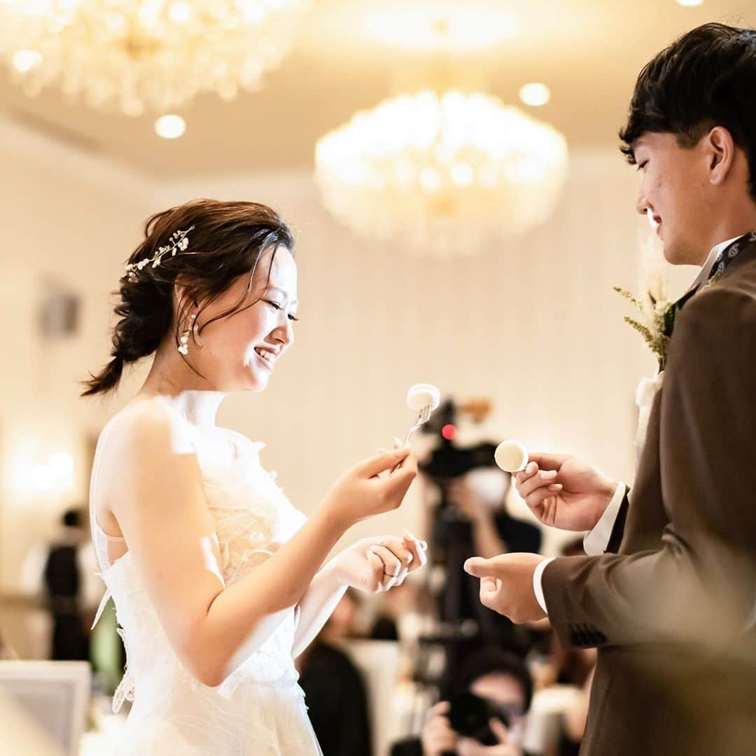 フェアブルーム水戸アメイジングステージさんのインスタグラム写真 - (フェアブルーム水戸アメイジングステージInstagram)「﻿ ﻿ 🧡マカロンタワーウエディングケーキ🧡﻿ ﻿ ﻿ とても可愛くて、オリジナリティ溢れる﻿ マカロンでお作りしたウエディングケーキです☺️﻿ ﻿ 世界に一つだけのウエディングケーキを﻿ フェアブルームでお作りすることができます✨✨﻿ ﻿ 皆さんはどのようなデザインがお好みですか？🍰🍀﻿ ﻿ ﻿ ＊＊＊＊＊＊＊﻿ ﻿ 🌹プロフィール画面🌹の﻿ linktr.ee / fairbloom_wedding  より﻿ 公式HPやウェディングレポートが﻿ すぐにアクセスできます。﻿ お時間がございます時にぜひご覧ください！﻿ @fairbloom_wedding ﻿ ﻿ #前撮り#写真好きな人と繋がりたい﻿ #weddingphotography﻿ #weddingdress﻿ #2020冬婚#2021春婚#2021秋婚﻿ #結婚式アイデア#プレ花嫁#フォトウェディング#ウェルカムグッズ#チャペル#アットホーム#マカロンタワー#マカロンタワーウエディングケーキ﻿ #卒花嫁#卒花嫁レポ﻿ #ブライダルフェア#花嫁準備﻿ #ガーデンウェディング﻿ #オリジナルウェディング﻿ #全国のプレ花嫁さんと繋がりたい#ウェディングドレス#カラードレス﻿ #結婚式演出#bridyレポ#marryxoxo﻿ #フェアブルーム水戸#フェアブルーム﻿ #フェアブルーム水戸アメイジングステージ﻿ ﻿」10月8日 21時53分 - fairbloom_wedding