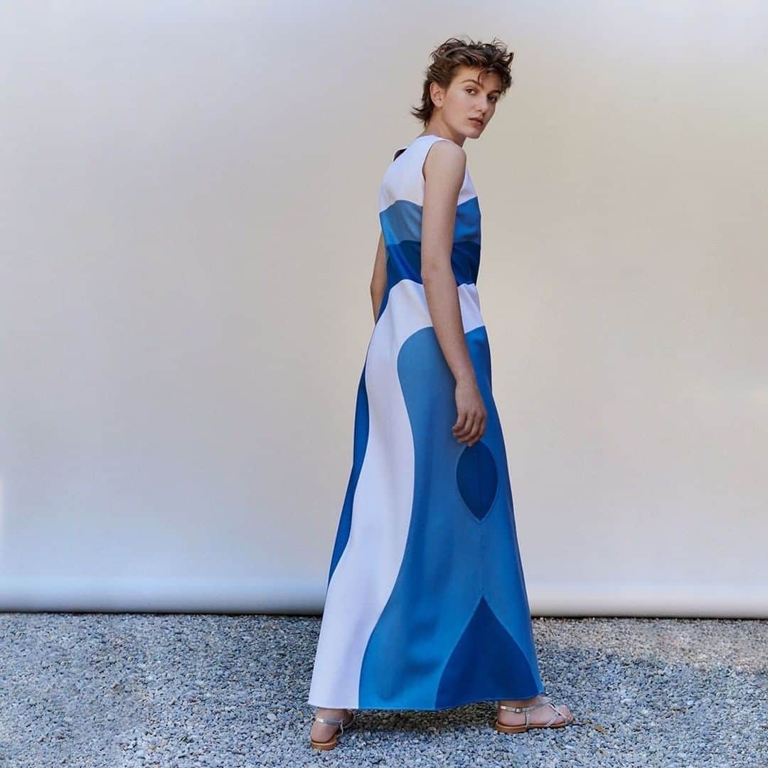 ミラショーンのインスタグラム：「Solide surface ⠀ ⠀ #milaschon #bluedress #bluedresses #bluedresses💙 #longdress #longdresses #wavedress #ss21」
