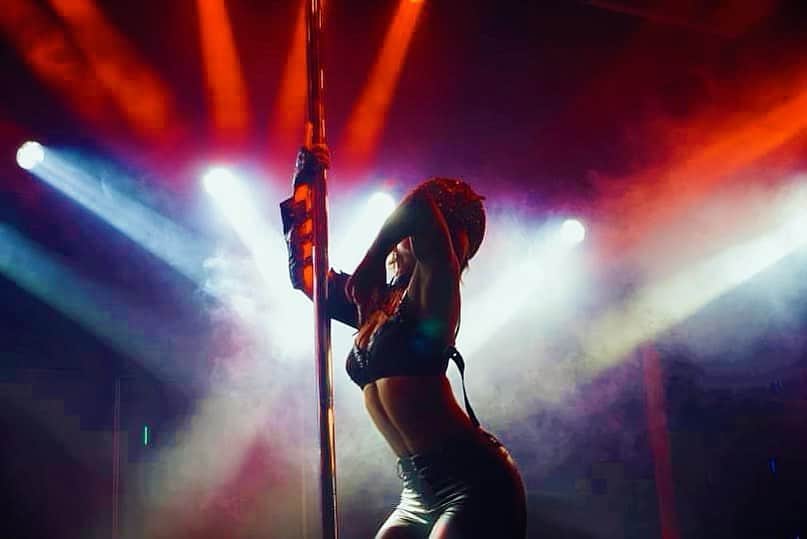 Candy のインスタグラム：「Show girl 👯‍♀️ #バーレスク東京　#burlesque  #poledance」