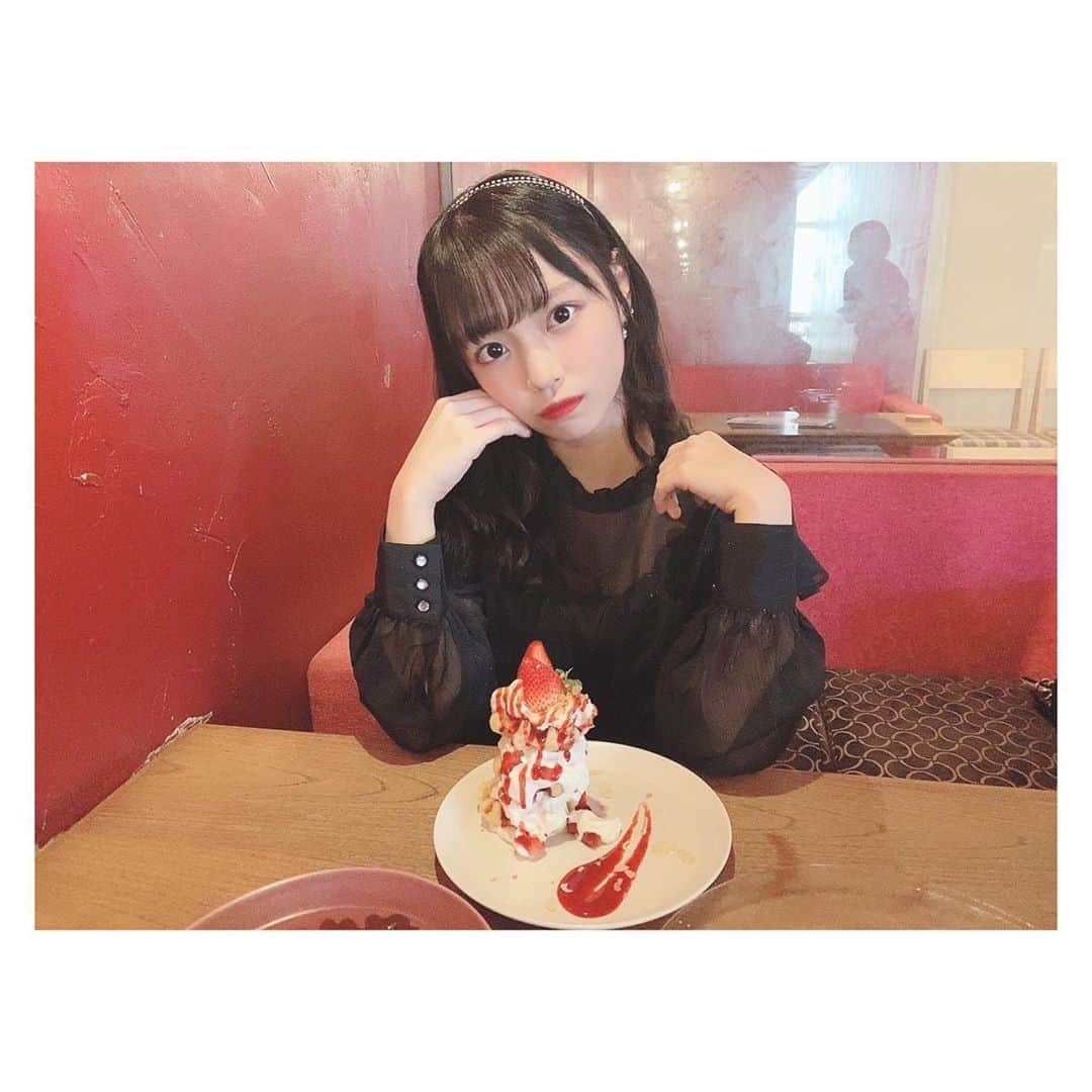 岩田陽菜さんのインスタグラム写真 - (岩田陽菜Instagram)「やっぱりカフェは好きですね🍓♥️﻿ ﻿ ﻿ ﻿ #autumnfashion#秋コーデ#ブラウス#gu#race#レース#透け感#フリル#大人#大人コーデ#大人かわいい#black#カチューシャ#広島#広島カフェ#Cafe#セルロイド#カフェセルロイド#チーズケーキ#キャラメル#いちご#strawberry#ワッフル#sweets#サーモン#lunch」10月8日 21時56分 - hina_naso_stu48