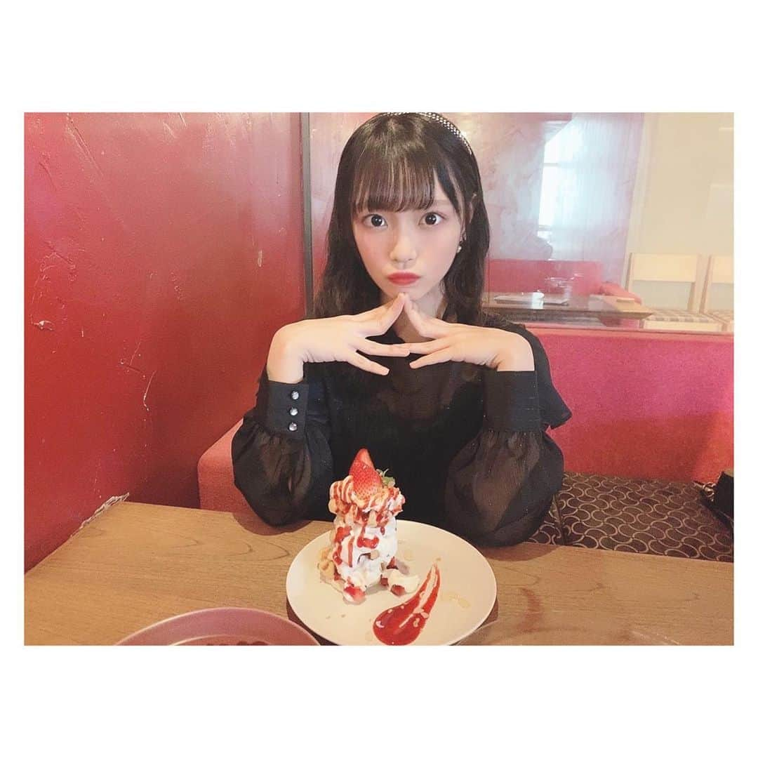 岩田陽菜さんのインスタグラム写真 - (岩田陽菜Instagram)「やっぱりカフェは好きですね🍓♥️﻿ ﻿ ﻿ ﻿ #autumnfashion#秋コーデ#ブラウス#gu#race#レース#透け感#フリル#大人#大人コーデ#大人かわいい#black#カチューシャ#広島#広島カフェ#Cafe#セルロイド#カフェセルロイド#チーズケーキ#キャラメル#いちご#strawberry#ワッフル#sweets#サーモン#lunch」10月8日 21時56分 - hina_naso_stu48