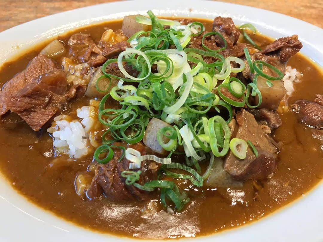 砂山圭大郎さんのインスタグラム写真 - (砂山圭大郎Instagram)「【浜松町 ON THE CURRYハマサイト店】の牛すじカレー。  生卵が食べ放題のお店。 ちょっと辛くして、生卵の黄身だけを載せてマイルドにする関西風の食べ方をした。  ボリュームのあるこってりしたお店なのに、なぜか女性客が多い店。  #カレー #牛すじ #浜松町」10月8日 22時10分 - keitaro_sunayama