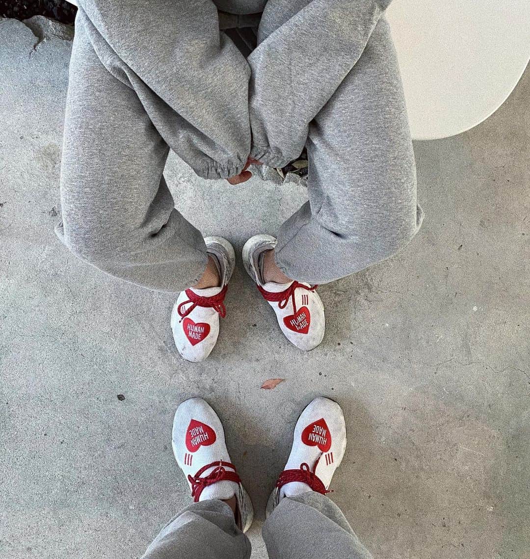 イム・ジンウのインスタグラム：「신발 세탁맡기자고 말한지 11개월째,,언제맡길까 갱아 - #pharrell #nmd #humanmade」