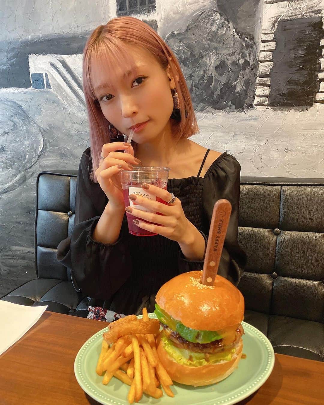 滝口成美のインスタグラム：「この間ふらっと入ったハンバーガー屋が 美味しかった🍔  髪もまた @1009higu さんに ピンクにしてもらった🦖 いつも有難うございます‼︎  #ピンクヘアー」