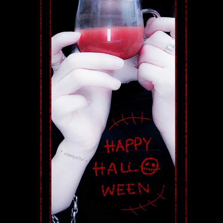佐藤梨菜のインスタグラム：「🍷HALLOWEEN🍷  #halloween #할로윈 #idol #feam #vampire #좋아요 #좋아요환영 #팔로우미」