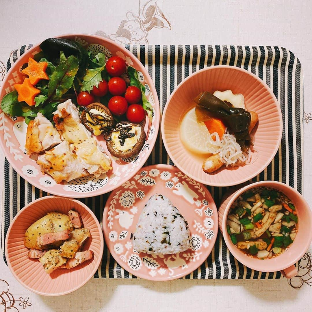 楠見藍子のインスタグラム：「本日の#おうちごはん🍙🍴( ¨̮ )✩ また多すぎたー。食べすぎたー。 #ママ#ごはん#息子#男の子兄弟#5歳#1歳#‪OnigiriAction‬ ‪10/1-10/31まで、おにぎりにまつわる写真に #OnigiriAction を付けてSNSまたは特設サイト（onigiri-action.com）に投稿すると、協賛企業が寄付し、TABLE FOR TWOを通じて世界の子どもたちに給食５食が届きます🍙✨‬」