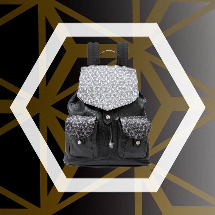 のインスタグラム：「A timeless design is always a stylish choice: whether you want to explore the world or simply have to commute crosstown. Geometric pattern. Iconic touch.  #journeythroughtime #atestoni #fw20 #hexagon #madeinitaly #urbanallure #activelifestyle #craftsmanship #italiandesign #hammeredleather #leatherbackpack #menfashion」