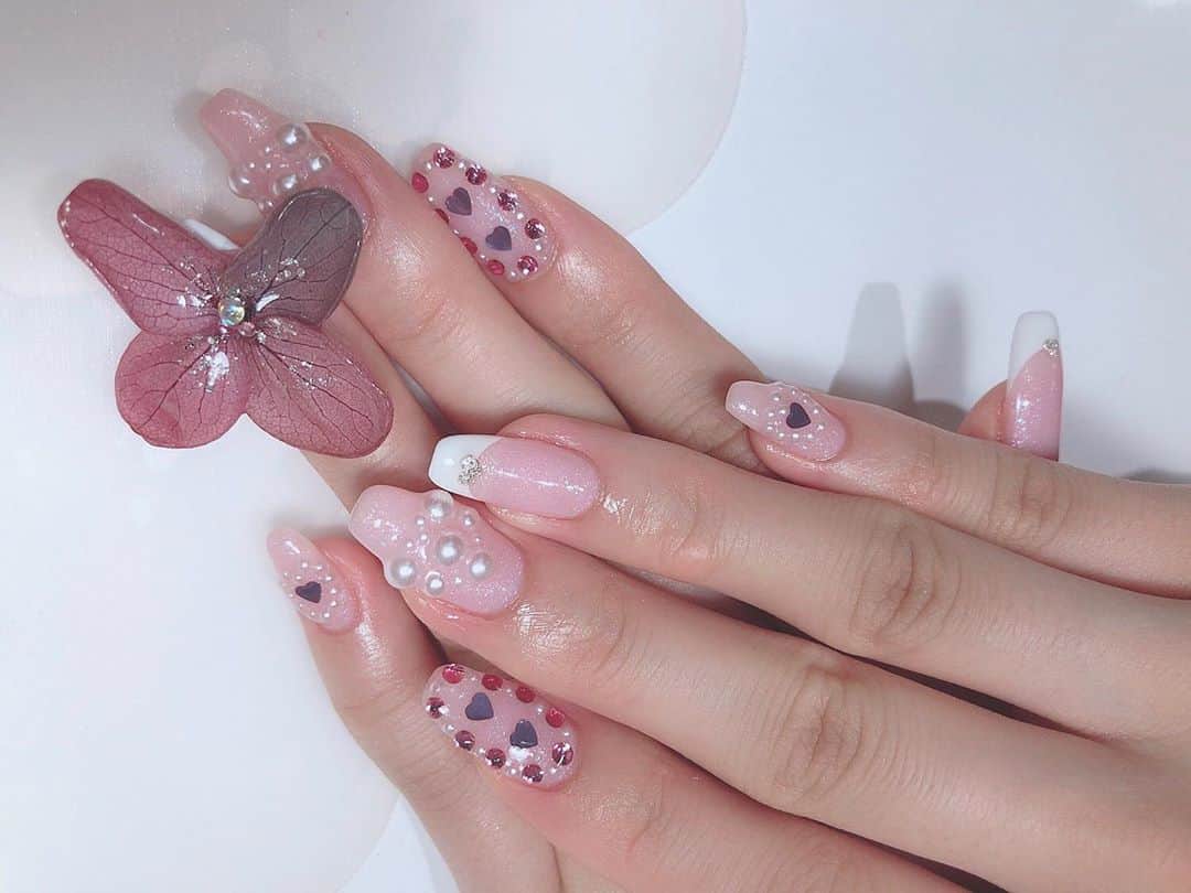 信野樹奈のインスタグラム：「. とってもかわいいお爪に なりました、、、💗  薬指のお花は本物です。  . .  #ピンクネイル #nail #」