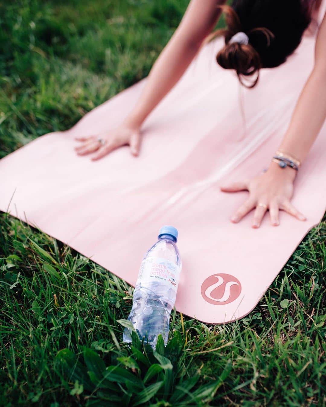 evianのインスタグラム：「When well-being meets natural hydration. Join us Saturday, October 10th for an exclusive evian x @lululemonfr encounter. 🏔️   Two special guests will share their stories and how they look after their mental health, as well as how simple things like going for a walk or dancing help them cope with their busy daily lives. 🧘‍♀️  📸 @_albin_   #evian #evianwater #stayhydrated #evianxlululemon #worldmentalhealthday」