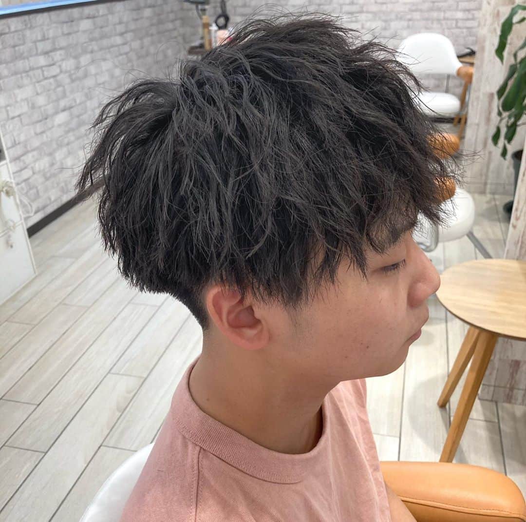 のインスタグラム：「意外とスタイリングが楽すぎるソフトツイスト。 最短２分、最長10分以内でスタイリング完了だってよ🤞  #メンズカット #メンズマッシュ #ツーブロック #ソフトツイストパーマ #メンズパーマ #メンズショート」