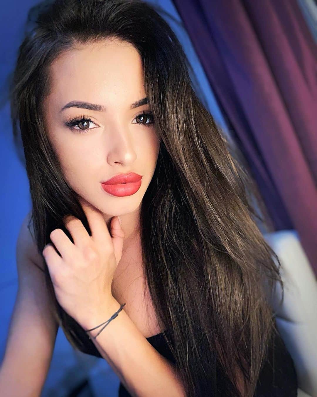 ラリサ・ヨルダケのインスタグラム：「Silence speaks volumes.  • • 1 or 2 ? 🙊」