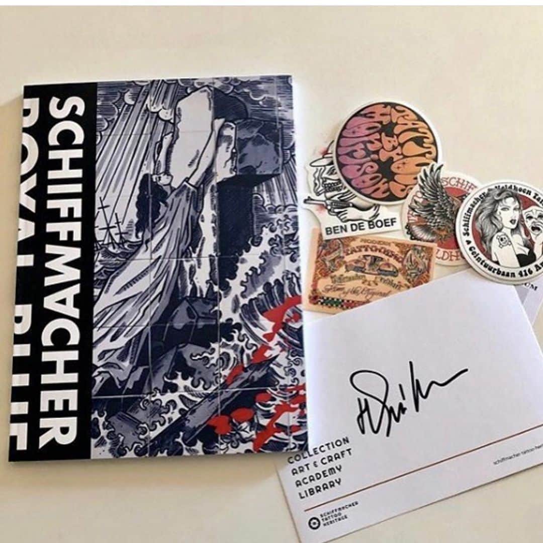 のインスタグラム：「Just a few of them left go to#schiffmachertattooheritage or visit the laast weeks of the show#royalbluetattoo  in delfd」