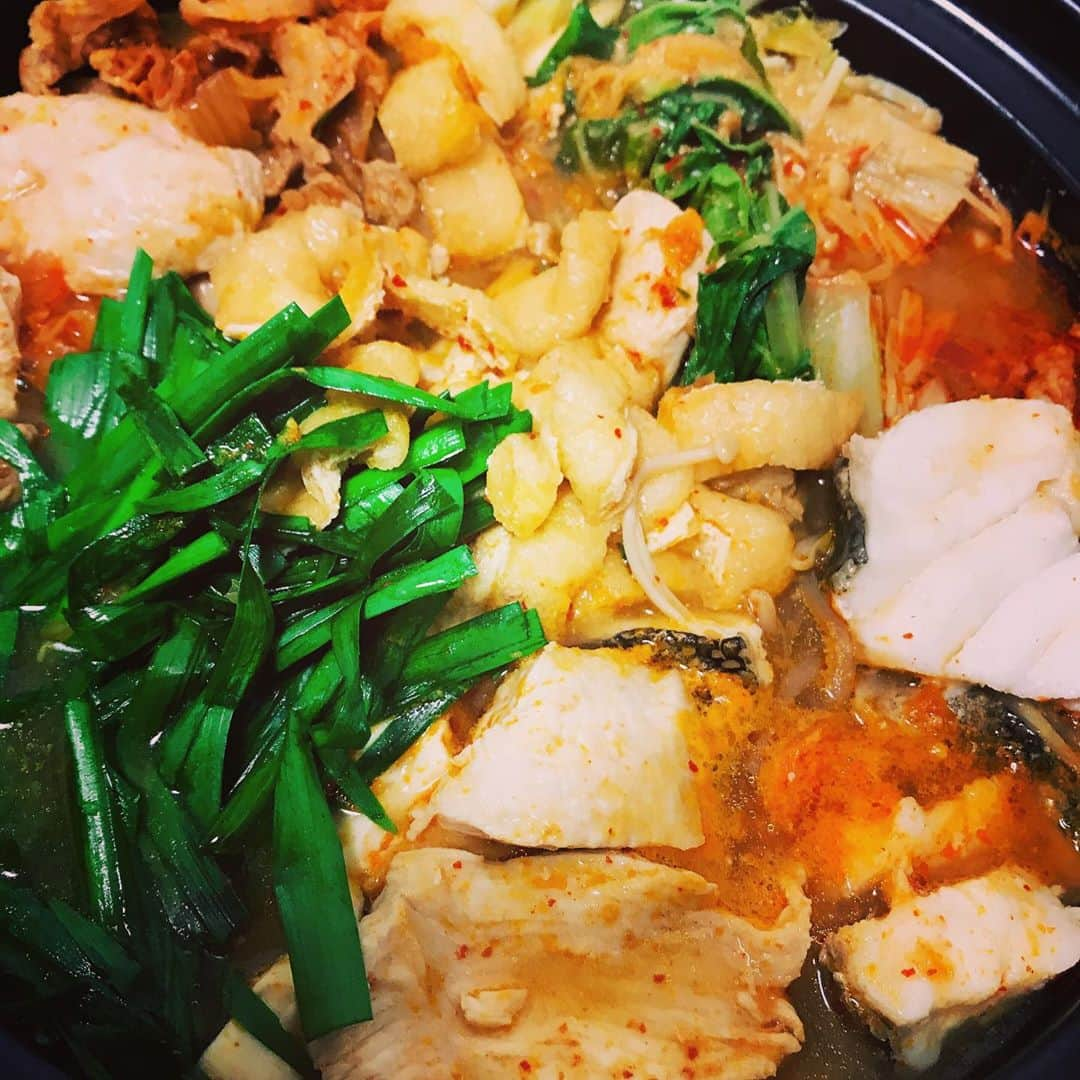 雪妃真矢さんのインスタグラム写真 - (雪妃真矢Instagram)「映えないぐずぐず味噌キムチ鍋🍲  鶏胸も豚も真鱈もお豆腐もお野菜も入れたい物は何もかも入れた！  今日お鍋にしたご家庭はどれだけ多かっただろ？？  卵とチーズ準備万端でも雑炊まで辿り着けず！ 全然食べきれなくて明日も鍋決定〜。  #トレーニング したら #ちゃんこ鍋 #キムチ鍋 #今夜は鍋 #明日も鍋 #秋冷え #お鍋始めました  #タンパク質 #野菜たっぷり」10月8日 22時27分 - mayayukihi