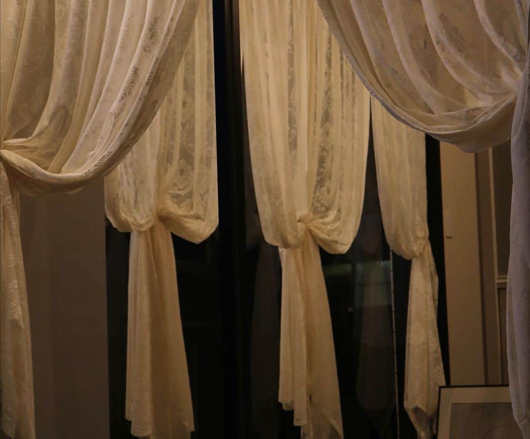 カーテン屋のシーズナルウインドさんのインスタグラム写真 - (カーテン屋のシーズナルウインドInstagram)「生地を沢山使った高級感のあるスタイル。腰の柔らかい生地は飾ったラインがキレイに出ます。やりたいスタイルに合った商品を選びましょう👍　夜も素敵なヘアサロン・リスブランさん #浜松#浜松市#ヘアサロン#美容室 #カーテン#オーダーカーテン#リスブラン#ヴィンテージ#ヴィンテージインテリア#アンティーク#レースカーテン#トルコレース#チュールレース」10月8日 22時27分 - seasonalwind_shizuoka