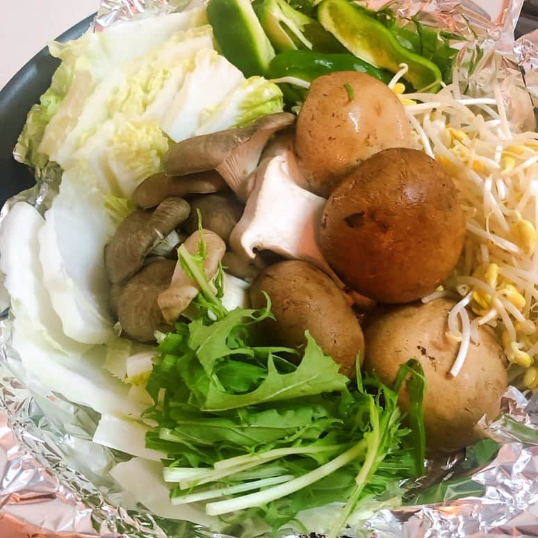 LOVEのインスタグラム：「必殺！秋のきのこ蒸し🍄  フライパンにアルミホイルを敷いて、 好きな野菜いれて塩とオリーブオイルと料理酒ふって、ふたして、弱火〜中火で蒸す。最後にバターと醤油で仕上げるのじゃ！そしてフライパンごと食卓へ！  楽...アホみたいに楽... そして美味しゅうございます...  お好みで豚バラ入れるもあり🐷 シャケいれるもあり🐟  秋、ありがとう🍁」
