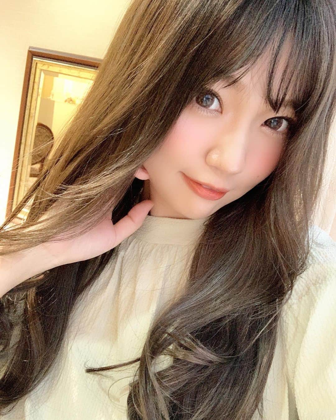 いっちゃん/嶋津 いつみのインスタグラム：「. . ちょっと前に 秋カラーに変えました🙆‍♀️💓 . . . . @chelobyrelease_aijimatsui  さんに 明る過ぎず！暗過ぎず！ 秋っぽくて すれ違ったら振り向きたくなる綺麗なお姉さん風の後ろ姿にして欲しい🙂🤘🏻✨ っていうむちゃくちゃなオーダーして 仕上げてもらいました🥳❤️ww . . . . . 色落ちしてきたカラーも上品で綺麗やし トリートメントでとぅるんとぅるんに していただいて 気分は「えぇ女❤️」でした😂💨w . . . . .  #関西  #関西サロモ  #サロンモデル #サロモ #いっちゃん  #フリーモデル #関西モデル  #あざといっちゃん #かわいっちゃん #いっちゃんコーデ #ブライダルモデル #アレンジモデル #ヘアカラー  #ヘアアレンジ #くしゃ顔」