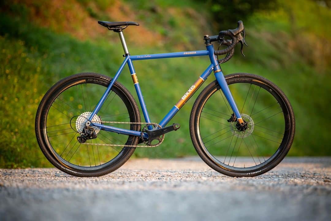 カンパニョーロさんのインスタグラム写真 - (カンパニョーロInstagram)「A Dream Bike - The Bixxis Fronda. An Italian bicycle for the twenty-first century. This handmade steel Gravel frame is picture perfect, equipped with Campagnolo Ekar groupset and Campagnolo Shamal wheelset.   #Ekar #Campagnolo #BornBeforeRoads #Gravel #Bixxis #BixxisFronda @bixxis」10月8日 22時24分 - campagnolosrl