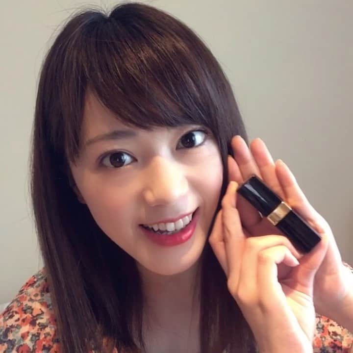 のインスタグラム：「#シャネル #ルージュココ #ルージュココ466  また肩ペロンなっとる。笑  お気に入りの色味。  シャネルのアイコニックなリップスティック、ルージュ ココが新しく生まれ変わりました。唇のうるおいを長時間保ちながら、みずみずしい輝きと美しい発色が持続。マドモアゼル シャネルを"ココ"と呼んだ家族、恋人、ミューズ、友人たちからインスピレーションを受けた、新たなシェード レンジ。気分やシーンに合わせてお選びいただけます。  #メイク動画 #メイク　#リップ動画　#リップ　#メイクアップ　#化粧　#赤リップ　#口紅　#赤口紅　#redrip #chanelmakeup #makeup」