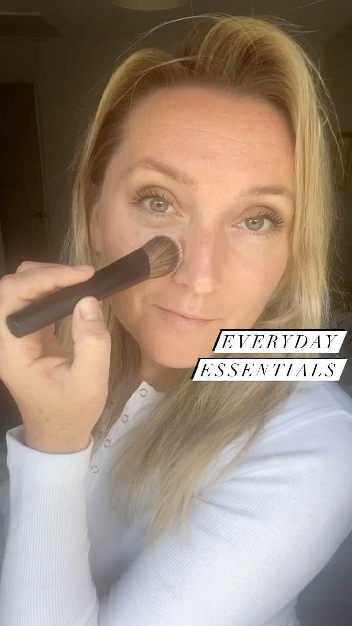 JO BAKERのインスタグラム：「E V E R Y D A Y • E S S E N T I A L S  One of the most timeless classic #shadowpalettes youll ever own #clairobscur Les 4 Ombres - the perfect soft matte  wearable taupe tones (my fav shades to wear!!!) for that effortless daytime soft cool~tone smokey ... same colours that I used on  #margotrobbie  for the #ss21 #chanel show. #welovecoco @chanel.beauty @chanelofficial @welovecoco #jobakermakeupartist #💋」