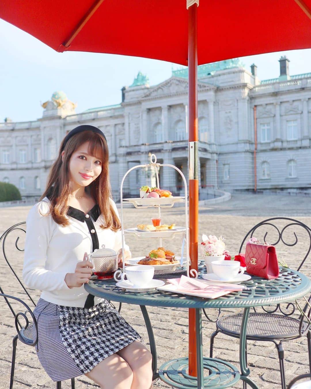 のインスタグラム：「1つ前の投稿とは別日に行った﻿ 赤阪迎賓館でのアフタヌーンティー☕️❤️﻿ ﻿ まるで異国に来た気分になれます🥰🌹﻿ そして、テラスならではの開放感が﻿ 今の季節は特に最高でした🍇🍃﻿ ﻿ ﻿ こちらのアフタヌーンティーは要予約です♡﻿ ﻿ ﻿ cardigan♡#chesty﻿ skirt♡#lilybrown﻿ shoes♡#chanel﻿ ﻿ お洋服はモノトーンでシックに🤍🖤﻿ 白と黒のバランスにこだわりました🙆‍♀️ ﻿ ﻿ ﻿ #afternoontea#tokyocafe#赤阪迎賓館#迎賓館赤坂離宮#赤阪カフェ#東京カフェ#チェスティ#リリーブラウン#シャネル#赤坂カフェ#東京カフェ#アフタヌーンティー#애프터눈티#下午茶#みいきのカフェめぐり☕️🍰 #みいきコーデ」