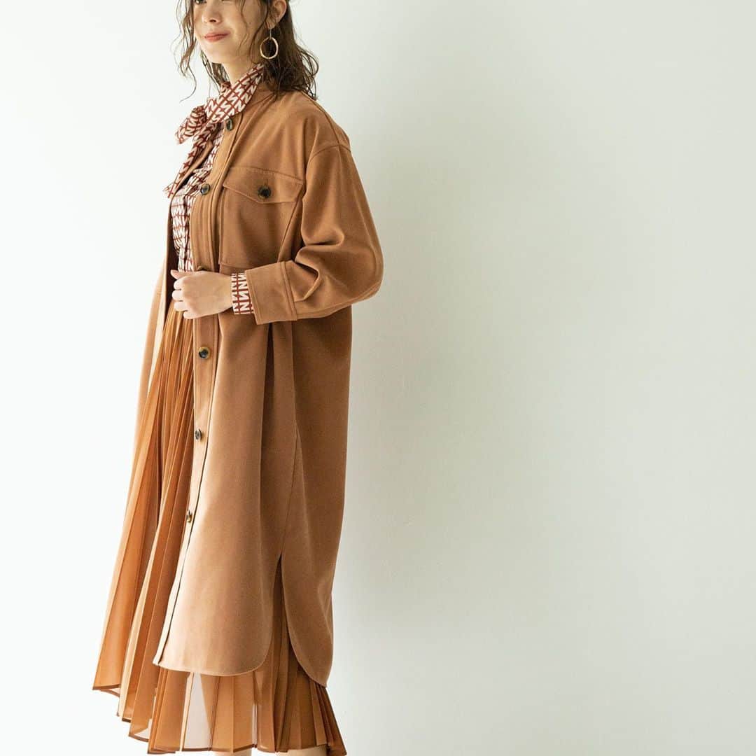 NARACAMICIE Japanさんのインスタグラム写真 - (NARACAMICIE JapanInstagram)「Recommended﻿ ﻿ JACKET﻿ 品番30-02-21-602﻿ ﻿ 新作のロングジャケットは﻿ 袖のボリューム感が可愛いイチオシアイテム。﻿ ボタンを止めてワンピース風に﻿ 着ていただくのもオススメです♡﻿ ﻿ ﻿ #naracamicie #fashion #2020aw #2020秋冬 #秋冬 #ファッション #コーディネート #カジュアル #ナラコーデ #大人カジュアル #カジュアルファッション #カジュアルコーデ #ジャケットコーデ #ロングジャケット #オフィスカジュアル #お仕事コーデ #きちんと見え #通勤服 #エレガント #エレガントコーデ #上品 #上品コーデ #上品カジュアル #ワントーンコーデ #きれいめカジュアル #きれいめコーデ #きれいめファッション #キレイめカジュアル #きれいめスタイル #ボリューム袖」10月8日 22時29分 - naracamicie_jp