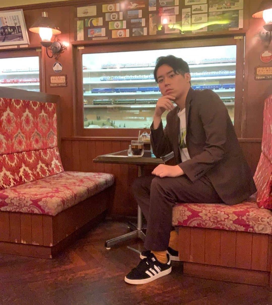 佐藤大樹さんのインスタグラム写真 - (佐藤大樹Instagram)「富山市にある喫茶店「ブルートレイン」におじゃましました🚃 ずっと気になってだんだけど入ってみるとそこは別世界✨ SLの客車の様なノスタルジックな店内は鉄道ファンならずとも落ち着けるリラックス空間だったよ☕️日々戦う男にはたまに息抜きも必要だよね😉 #富山  #toyama #地元 #喫茶店 #電車  #鉄道 #ブルートレイン #戦士の休息」10月8日 22時34分 - kumamushi_sato