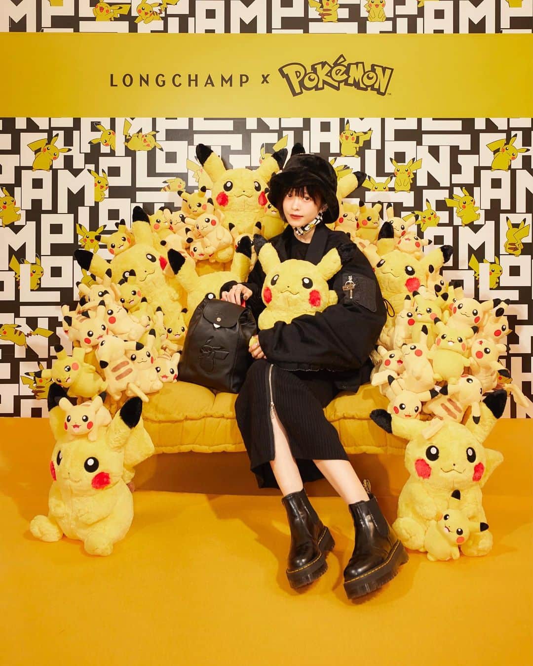 永井亜子のインスタグラム：「ロンシャン×ポケモン コラボコレクション一足お先に楽しんできました！ 夢のようなソファ、、、かわいい！ ピカチュウ大量発生⚡️  #longchampxpokemon  #ロンシャン #pokemongo」