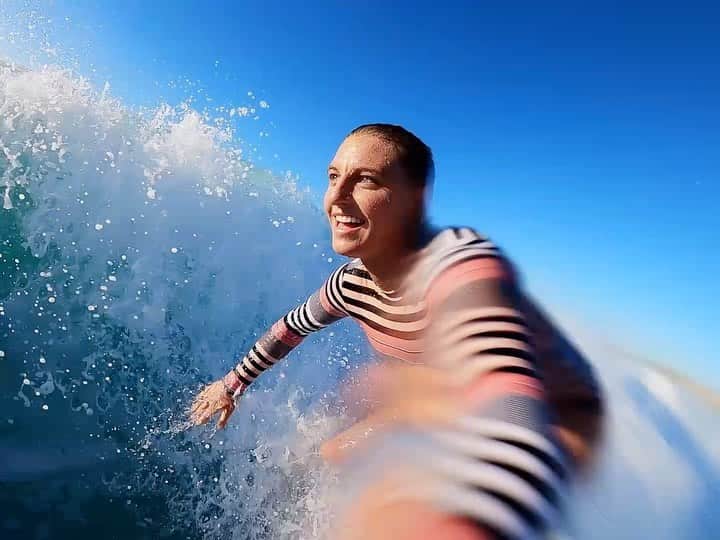 レイキー・ピーターソンのインスタグラム：「More @GoPro fun! Warm water and fun waves makes me oh so happy. 😊😊」