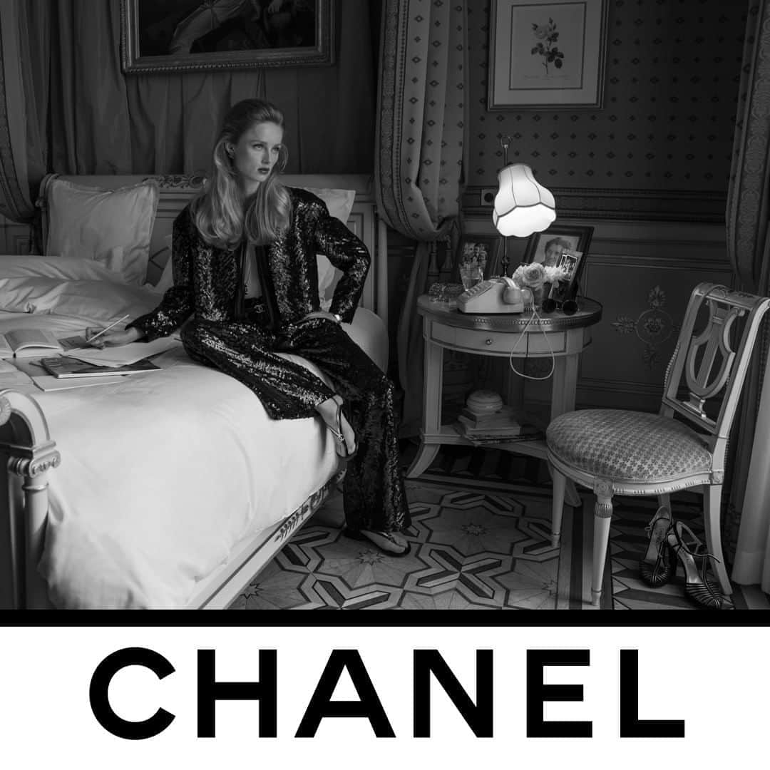 シャネルさんのインスタグラム写真 - (シャネルInstagram)「INTERIOR: BEDROOM. The allure of an all-sequinned CHANEL suit — Rianne Van Rompaey wearing the CHANEL Spring-Summer 2021 Ready-to-Wear collection. Part of a series of 12 scenes photographed by Inez & Vinoodh.  See all the looks on chanel.com  #CHANELSpringSummer #CHANEL #PFW @Le19M #Le19M @Goossens_Paris #Goossens @InezandVinoodh #InezandVinoodh @RianneVanRompaey」10月9日 4時00分 - chanelofficial