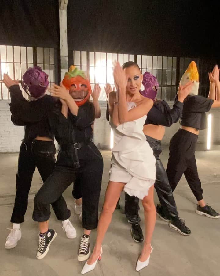 ニコール・リッチーのインスタグラム：「Vibes for the @NikkiFresh “Unearthed” listening party on IG Live tonight at 5pm. The who’s who of vegetables will be there. Will you?」