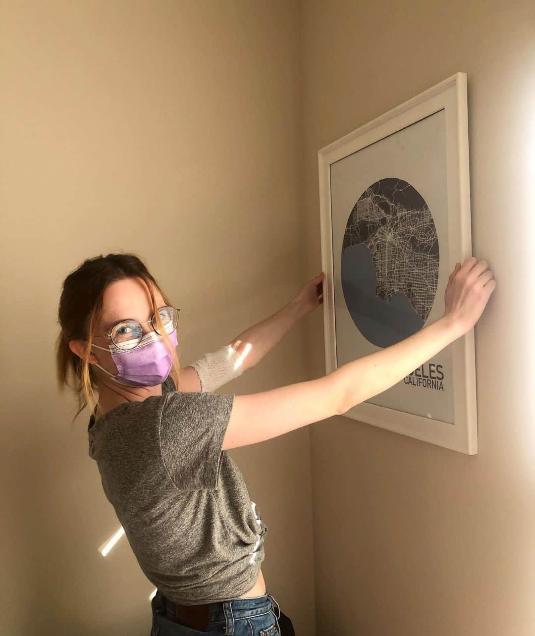 キーリー・マーシャルのインスタグラム：「Settling into the new place!! I couldn’t be more excited for this fresh start!! (Same artwork I have been collecting for years, though)」