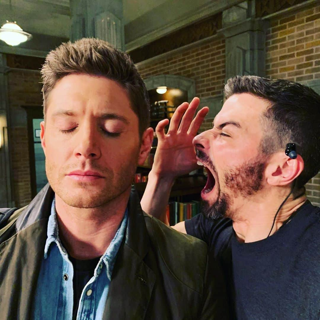 ジェンセン・アクレスのインスタグラム：「See what everyone is yelling about...especially this guy.  The final 7 episodes of #supernatural begin tonight.  Join the whole cast and a variety of very special guests for a zoom watch party fiasco! And before that we will have a little “get out the vote” chat.  Join us at 7:30pm PST TONIGHT: http://bit.ly/SPNVotes   It’ll fill up quick...so get on it! #SPNVotes #SPNFamily」