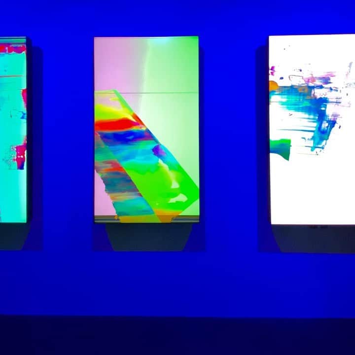林信行のインスタグラム：「オープン初日に「 #Encounter 」してきました。 気づかないうちに日本の現代アートの中心地になっていた六本木に、新たにオープンした注目のアートコンプレックス #ANBTokyo  そのオープニングを飾るのが４ギャラリーの４つの展覧会を連動させた「Encounter」展。 まさに六本木アートシーンの新しい顔との鮮烈な遭遇が楽しめる展覧会でした。 いや、ここまで強烈に遠慮なしのアート光線を浴びまくったのは久しぶりかも！  場所は六本木の新名所、アルコール０％のカクテルを楽しめる０％ NON-ALCOHOL EXPERIENCEの真上、というか同じビルの２、３、４、５、６、７階。 そこに４つのアートスペースと１つのキッチンが入って、それぞれ別の展覧会が今日から同時の一斉スタート。凄かった！  ３階で開催されている展覧会のタイトルはNIGHT LIFE。 ストリートやクラブカルチャーを出自とするHouxo QueとMESが、パーティーに見立てた展示空間を構成。かつて六本木のディスコで起きた事故を思わせる落ちた照明や、それを追悼する祭壇。 奥の方にはかなりきわどい見た目の展示も。 こう見えてbarカルチャーだけでなく、クラブカルチャーも好きなので、結構、楽しめました。  そこから階段で１フロアあがると、「楕円のつくり方」展。まったくの別世界です。 まあ、でもグラフィティーとかを扱った作品だし、やや通じるところもあるのかな？ グラフィティーアーティストのNAZEが、AIと共同制作した作品とかがインパクトありました。 仏像を機械学習したAIが仏像っぽさを感じさせるけれど、鬱増ではない何かを描いていて、そこに凡字に憧れ感じるNAZEが、かなり梵字っぽいけど仏字ではない何かを重ねた、あれはいったいなんだったのだろう。いい味を出していました。 ４階のトイレにはマツダマサヒデからのシークレットメッセージがあったけれど、頑張ったけれど、そもそも読めなかった！  そこから１階上がるとキッチン。 今日はそこで１本２万7500円の日本酒、SAKE HUNDRED＝ #百光 が振る舞われていました。  さらに上にあがると、そこは６階。 「And yet we continue to breather.」展。ここの展示は普通に良かった。 こんな都会にも溢れている自然をテーマにした作品が多いのだけれど片山高志さんの絵の描き込みがハンパない。広がっている自然を、突然人工物が遮断している都会の中の自然の風景の絵が、なんだか心に突き刺さった。  そして７階。SOURCE ADIT：Studio TOKYO PHOTOGRAPHIC RESEARCH。 ここは展覧会が終わった後もオフィス兼ギャラリーで営業を続けるそうです。 唯一、窓を開けて六本木の猥褻なネオンの光景を、ギャラリー内に飾った六本木心中のネオンで迎え撃つ形で借景していたけれど、ここも良い写真作品が多かった。東京のさまざまなビル街の写真を合成した写真も印象に残ったし、東京の取り壊された建物の写真を収めたハードディスクを一度、フォーマットして、ファイル復元ソフトをかけて復元したというグリッチの作品もめちゃ好みだった！  このいずれもパワフルなEncounter展が終わった後、各ギャラリーがどのようなペースで展覧会を回すのかわからないけれど、オープニングということもあって、今回の展覧会はどれもめちゃくちゃパワフルで久しぶりに、強烈なパワーをもらいました。 　そして内覧会に来ている人の数がハンパなかった。木下明さんから「最近、ITボーイズがアートに夢中ですよね」と聞いていたけれど、確かに久々に会うIT系経営者らや投資家らも何人か。これって、ずっと日本のアート業界が求めてきたことだし、良い流れかも！  ちょっとギラギラするくらいの元気さがある展覧会の後は、健康的にアルコール０％のカクテルを頂いて帰途につきました。これが「令和」なのかも…  #ANBTokyo #Roppongi #0%NONALCOHOLEXPERIENCE」
