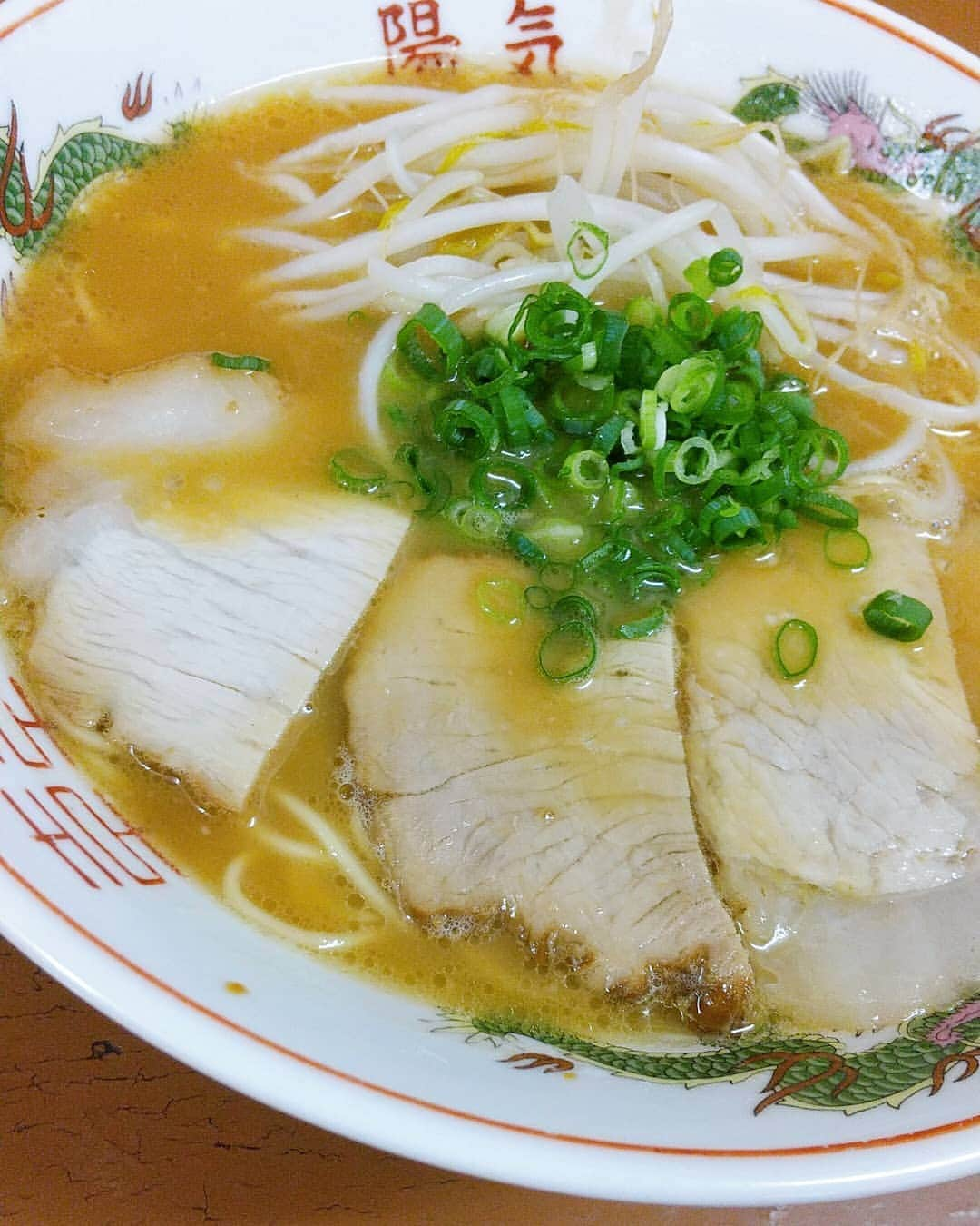 おぎたともこさんのインスタグラム写真 - (おぎたともこInstagram)「広島ラーメン食べた(´ﾟ∀ﾟ)  メニューはラーメンのみ！ 醤油豚骨すきじゃ～♪ 次はニンニク入りを頼もう  #このみ #おぎたともこ #広島グルメ #ラーメン #広島 #広島ラーメン #醤油豚骨 #陽気」10月8日 22時37分 - konomiogitatomoko