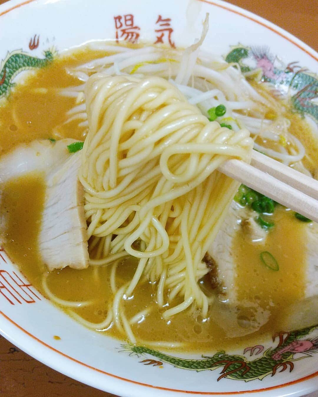 おぎたともこさんのインスタグラム写真 - (おぎたともこInstagram)「広島ラーメン食べた(´ﾟ∀ﾟ)  メニューはラーメンのみ！ 醤油豚骨すきじゃ～♪ 次はニンニク入りを頼もう  #このみ #おぎたともこ #広島グルメ #ラーメン #広島 #広島ラーメン #醤油豚骨 #陽気」10月8日 22時37分 - konomiogitatomoko